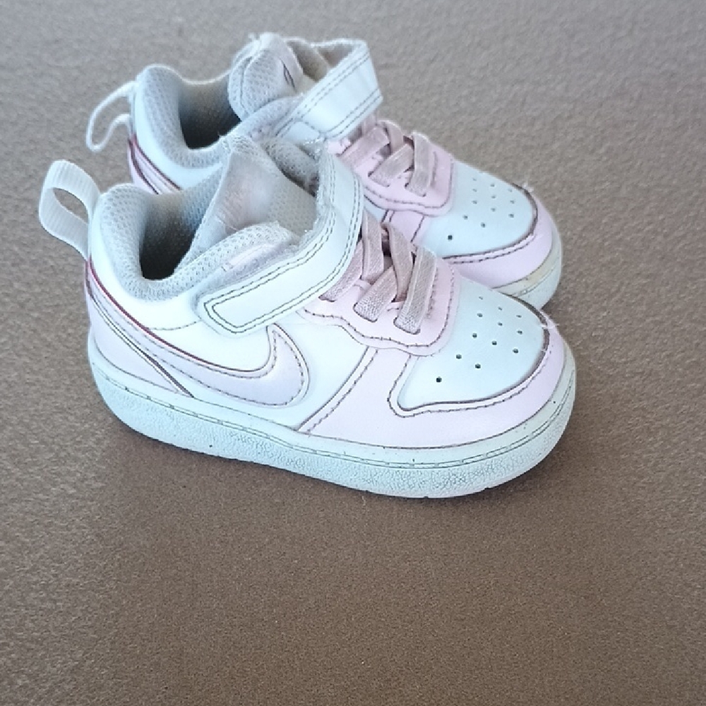 Nike Kids White and Light Pink Low-Top Sneakers